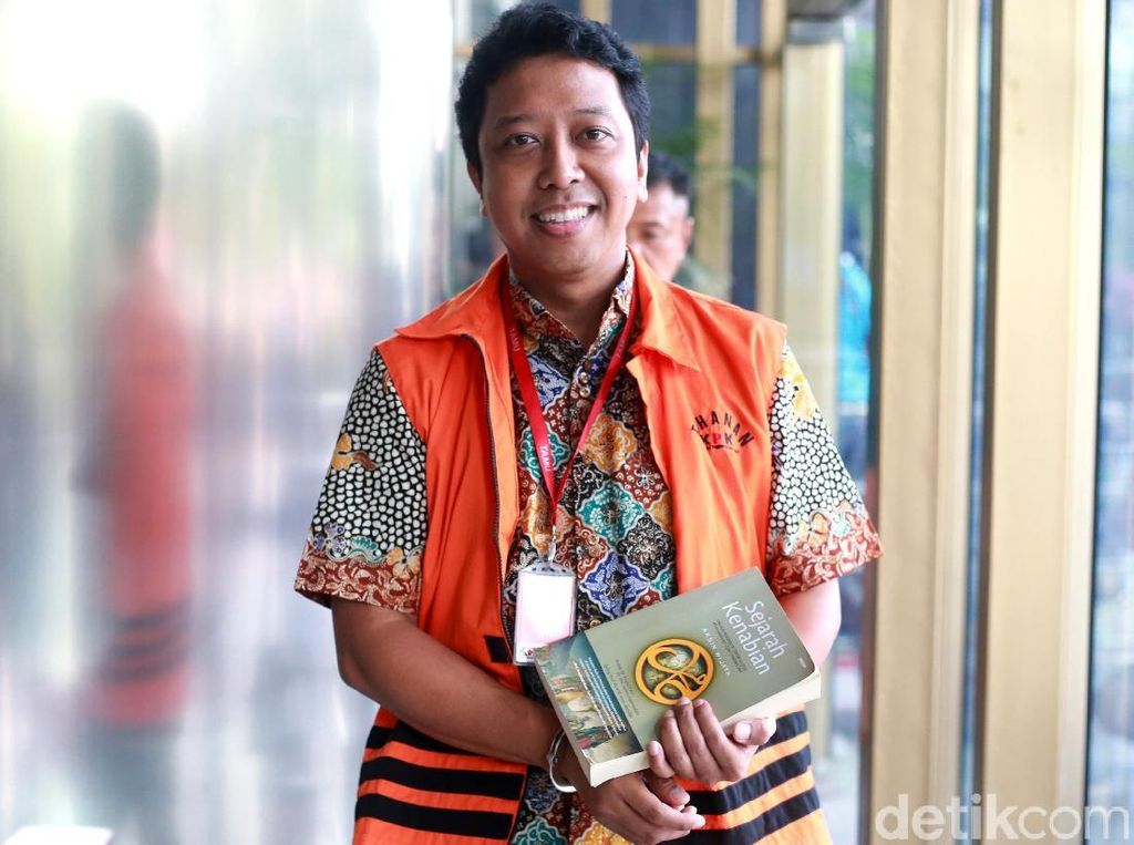 Diperiksa KPK, Rommy Cengengesan Sambil Bawa Buku Sejarah Nabi